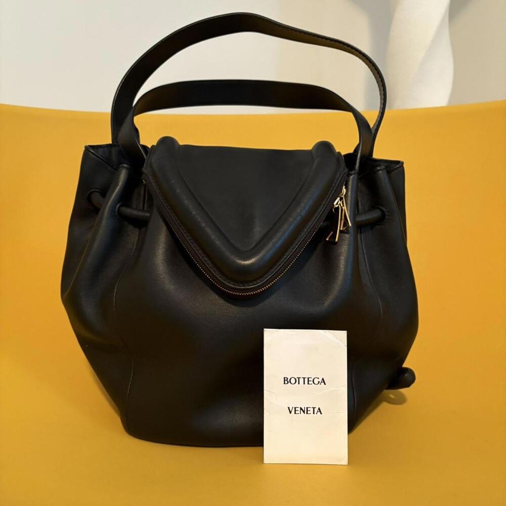 Bottega Veneta beak bag! Excellent used condition